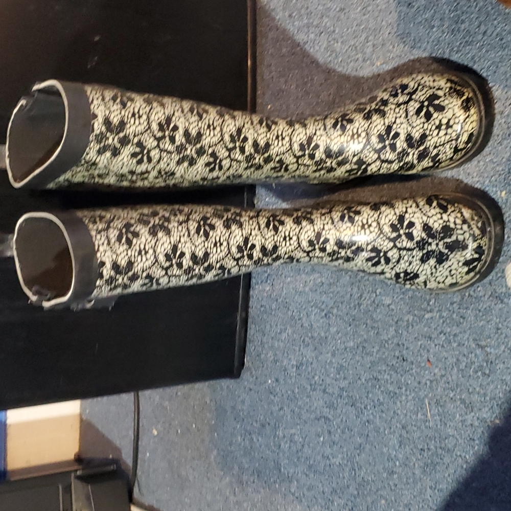 Capelli womens rain boots size 6